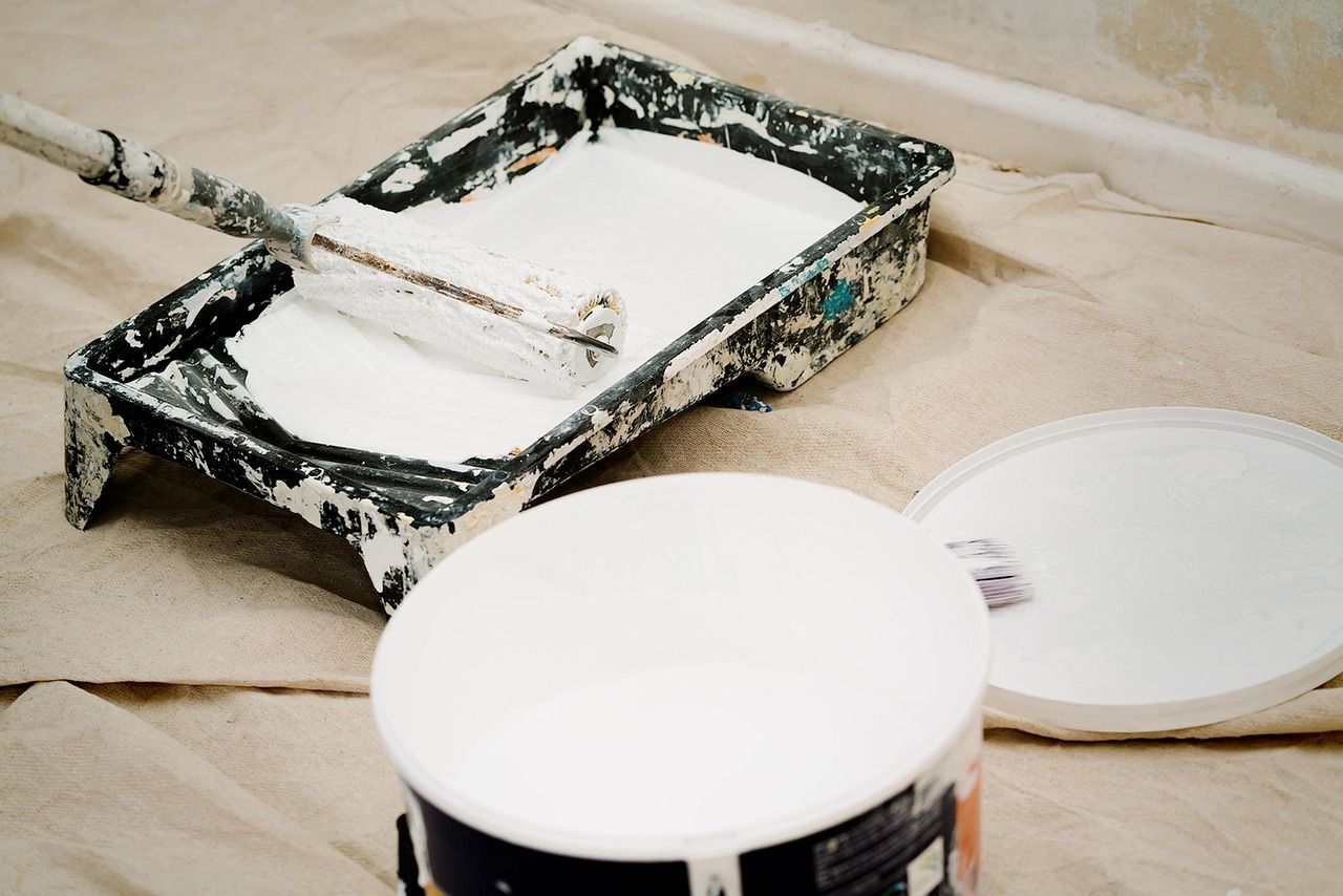 peinture résistante à l'humidité offrant une protection durable contre l'eau et les moisissures pour des surfaces propres et préservées.