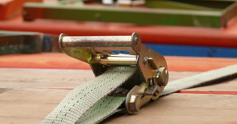 Attache bâche : le guide pour choisir la fixation idéale