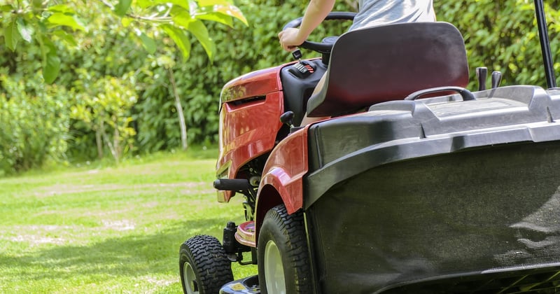 Tracteur tondeuse batterie : le guide pour bien choisir le vôtre